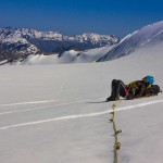 Bonar Glacier a v dálce na hřebeni červená tečka - Colin Todd Hut
