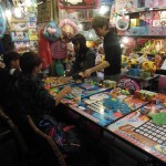 Hitem místní omladiny je hrát deskové hry ve stánku na nočním trhu