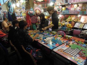 Hitem místní omladiny je hrát deskové hry ve stánku na nočním trhu